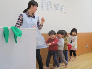 こども発達支援センターめばえ 親子通所 歌 音楽あそび をしています 岡崎市福祉事業団